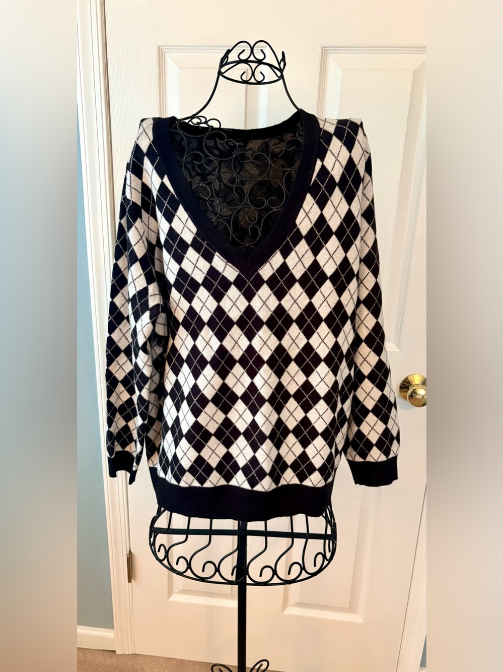 Torrid Size 2 Classic Black and White Argyle V-Neck Sweater